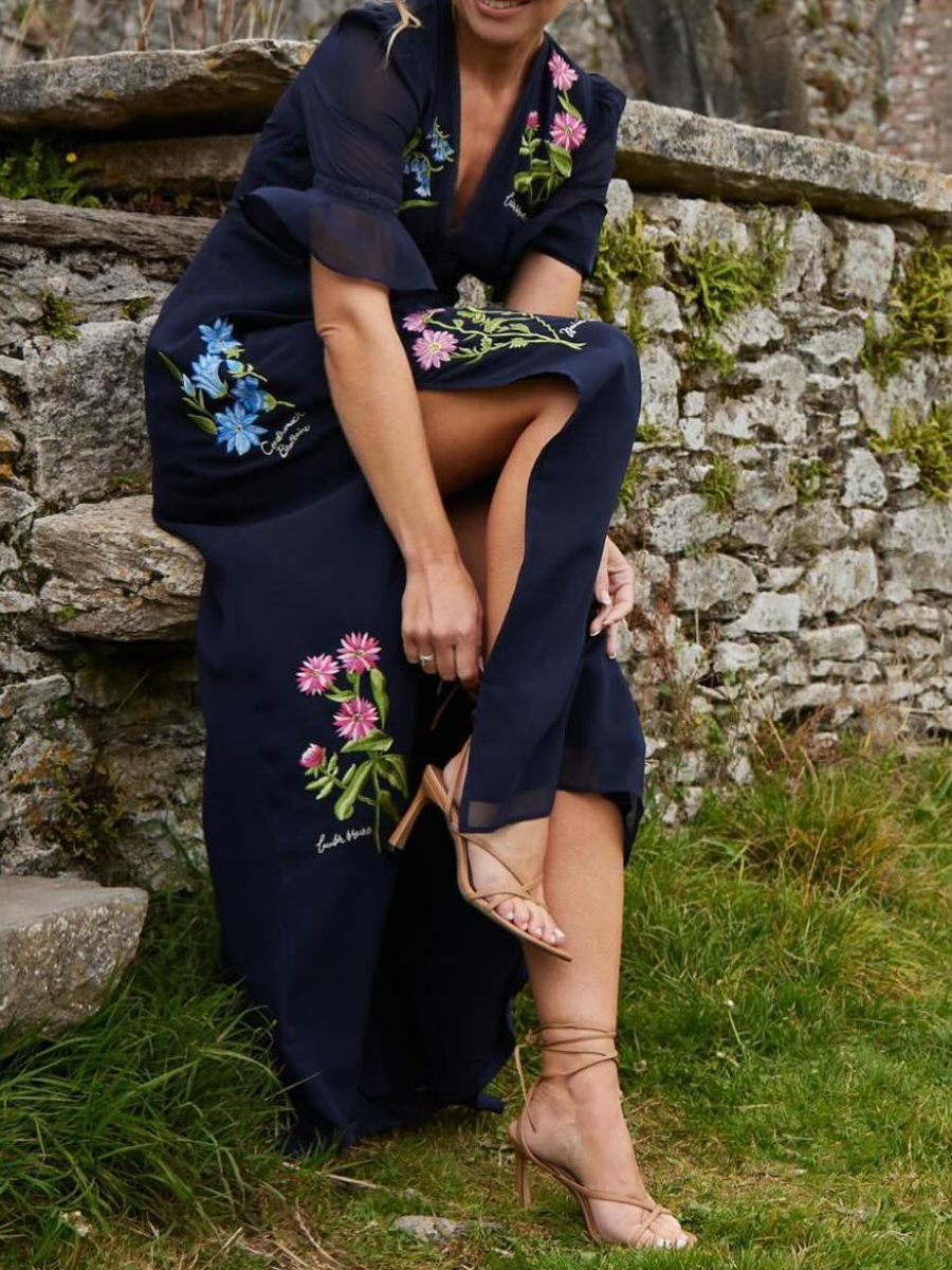 VESTIDO AZUL MARINO CON BORDADO FLORAL™ | ELEGANCIA Y COMODIDAD