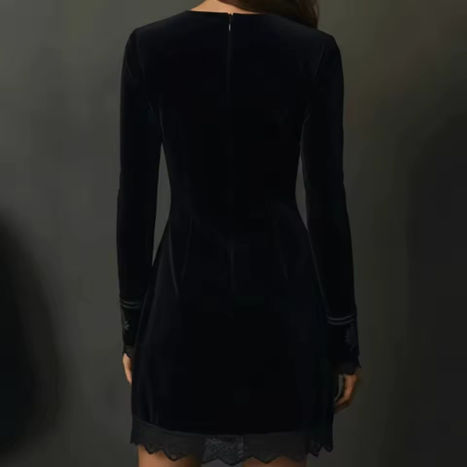 ANTONIA VESTIDO NEGRO INVERNAL GÓTICO ACOPLADO CON ESCOTE EN V