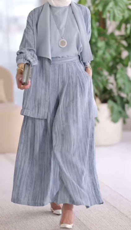 TRAJE DE TRES PIEZAS VICTORIA™ | AMERICANA, CHALECO Y PANTALÓN CON RAYAS VERTICALES