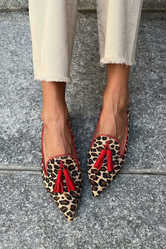 SAVINA | ELEGANTES MOCASINES EN PUNTA CON DETALLES DE FLECOS PARA UN LOOK SOFISTICADO