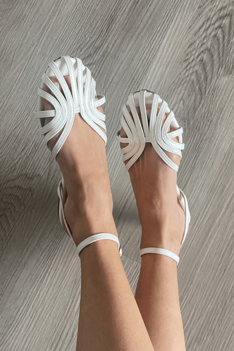 Sole™ | Sandalias doradas planas con diseño entrelazado