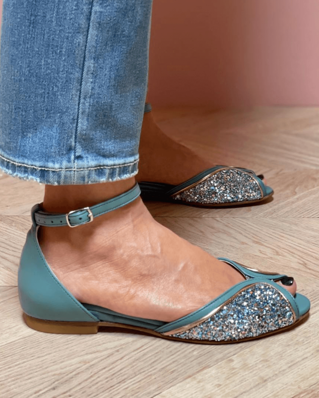 BRIGITTA | ELEGANTES SANDALIAS PLANAS GLITTER PERFECTAS PARA CUALQUIER OCASIÓN