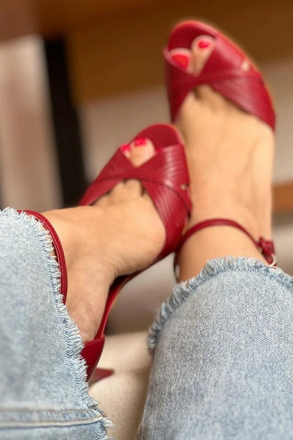 VALENTINA | ELEGANTES TACONES ROJOS DE AGUJA PARA UN ESTILO CHIC Y REFINADO