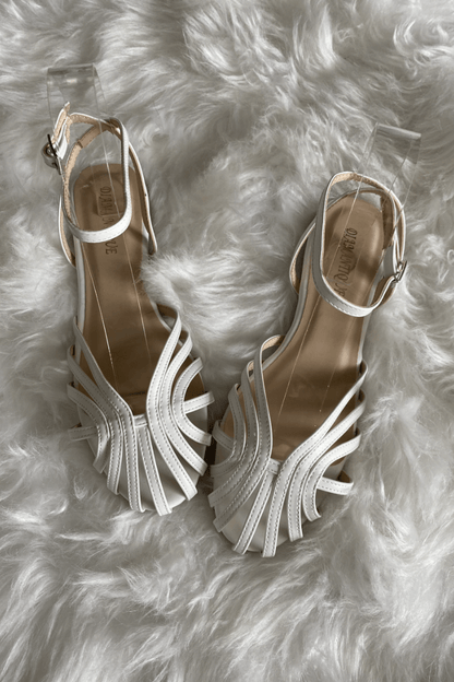 Sole™ | Sandalias doradas planas con diseño entrelazado