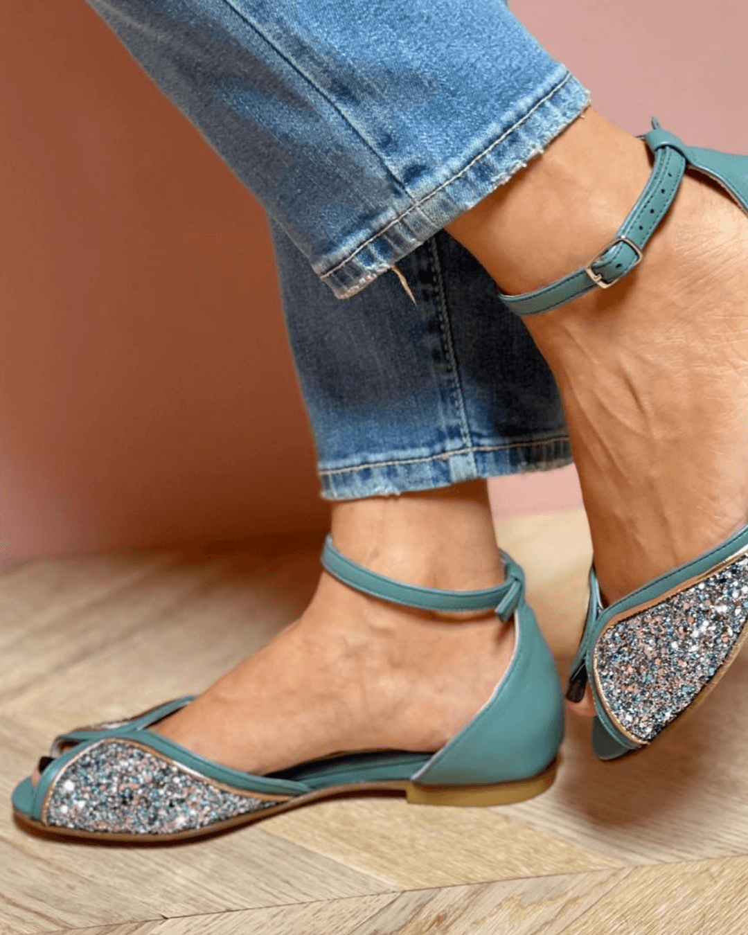 BRIGITTA | ELEGANTES SANDALIAS PLANAS GLITTER PERFECTAS PARA CUALQUIER OCASIÓN