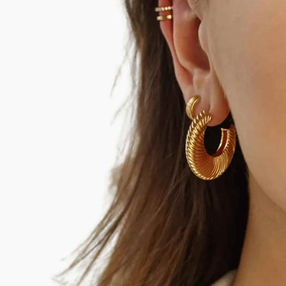 TWISTED BOLD | AROS ESCULPURALES CON MOVIMIENTO ELEGANTE