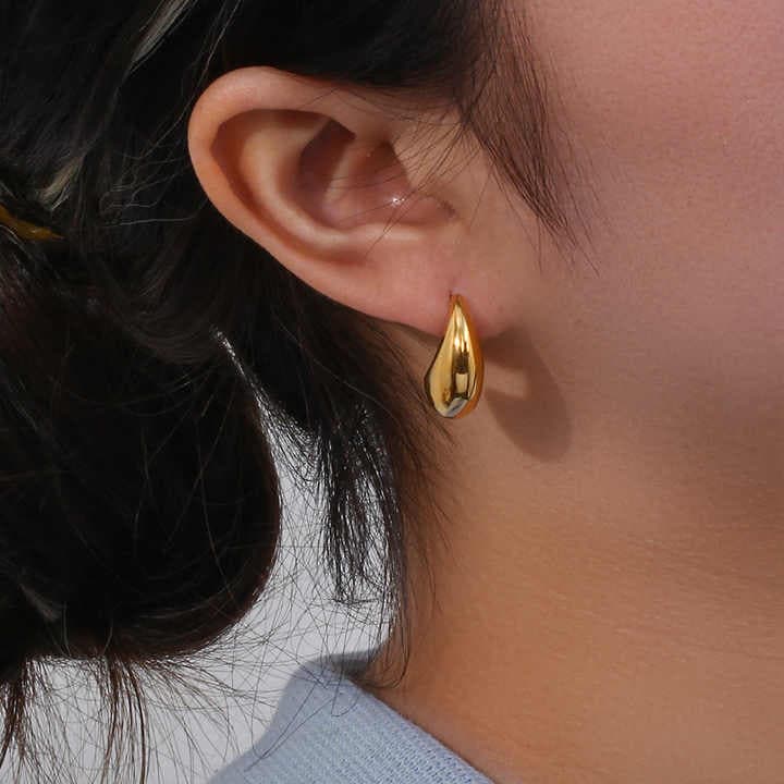 LIA | AROS ESCULPIDOS EN FORMA DE LÁGRIMA