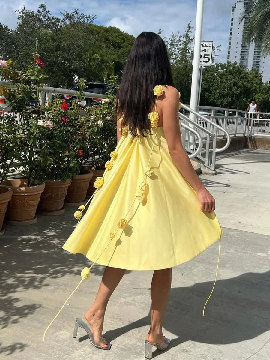 SUNBLOOM VESTIDO MINI AMARILLO CON TIRANTES FLORALES ELEGANTES